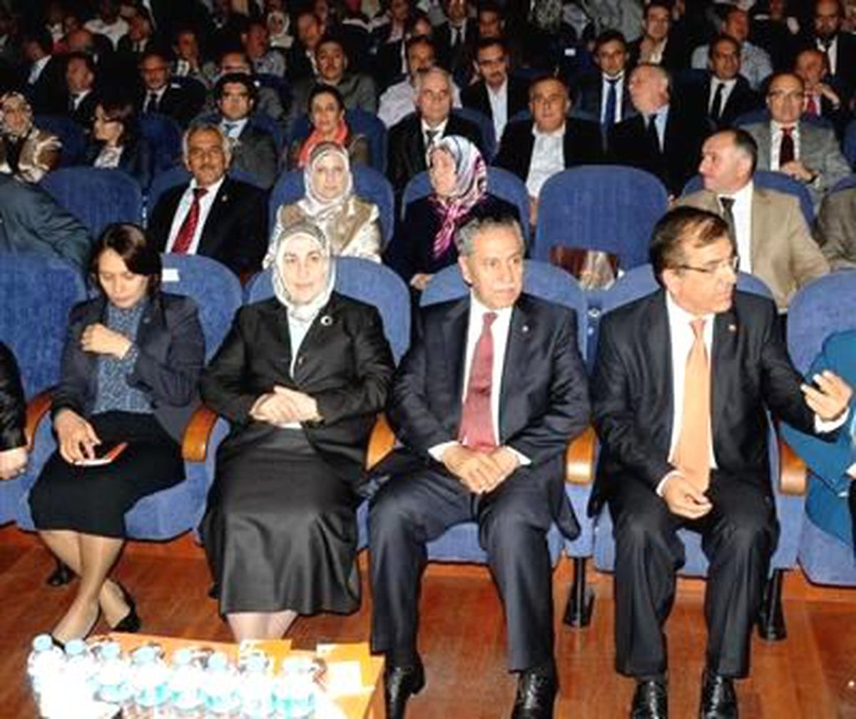 Arınç, Güneşte Kalınca Protokolden Ayrılarak Töreni Ayakta İzledi (2)