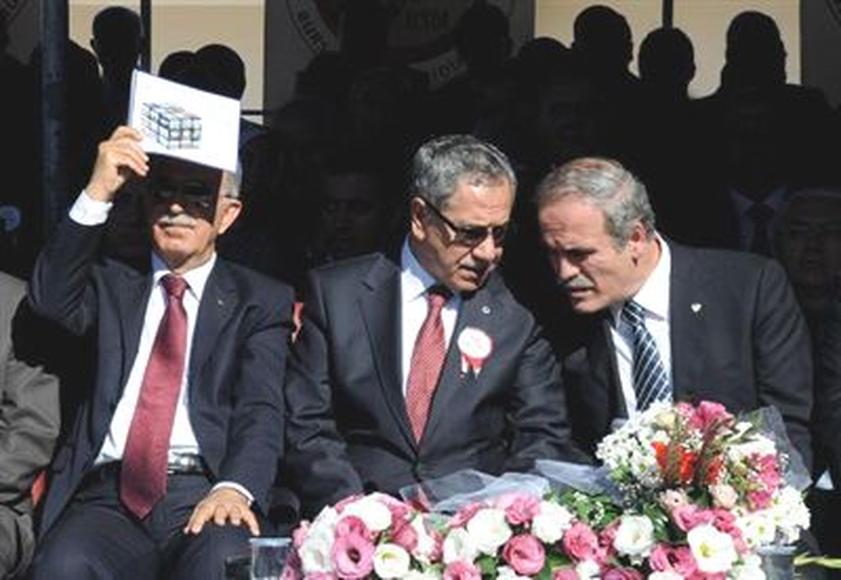 Güneşte Kalınca Protokolden Ayrılarak Töreni İzledi