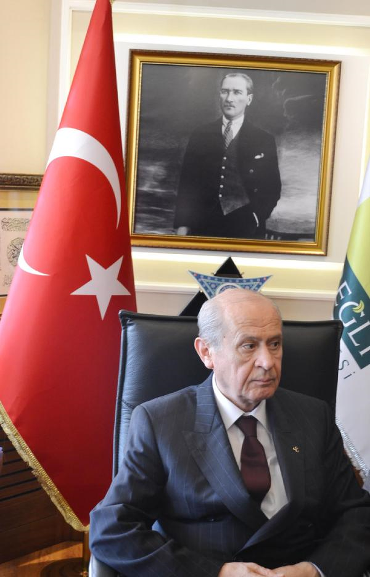 Bahçeli; Hükümet, Türkiye Cumhuriyeti\'ni Dilimleyerek Eyaleştirmenin Yolunu Açmaktadır