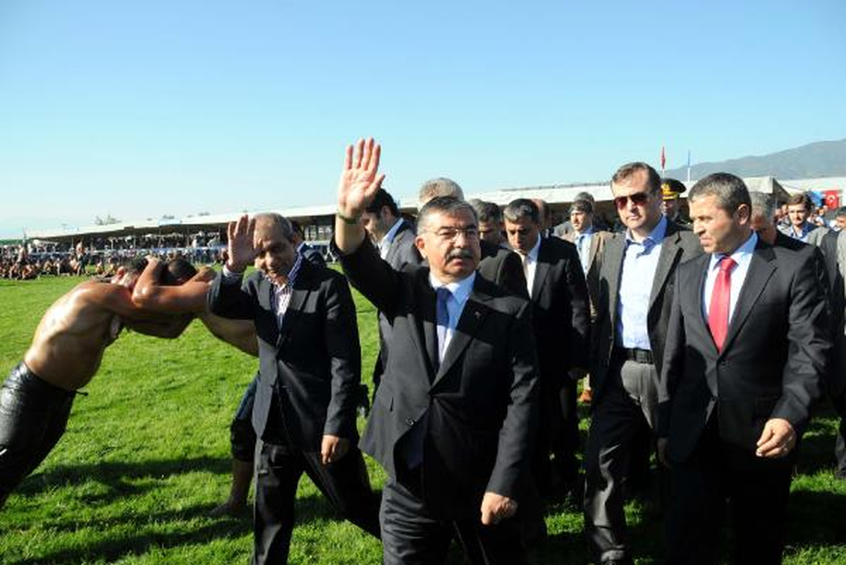 Bakan Yılmaz: Esad Önce Kendi Halkıyla Diyalog Kursun