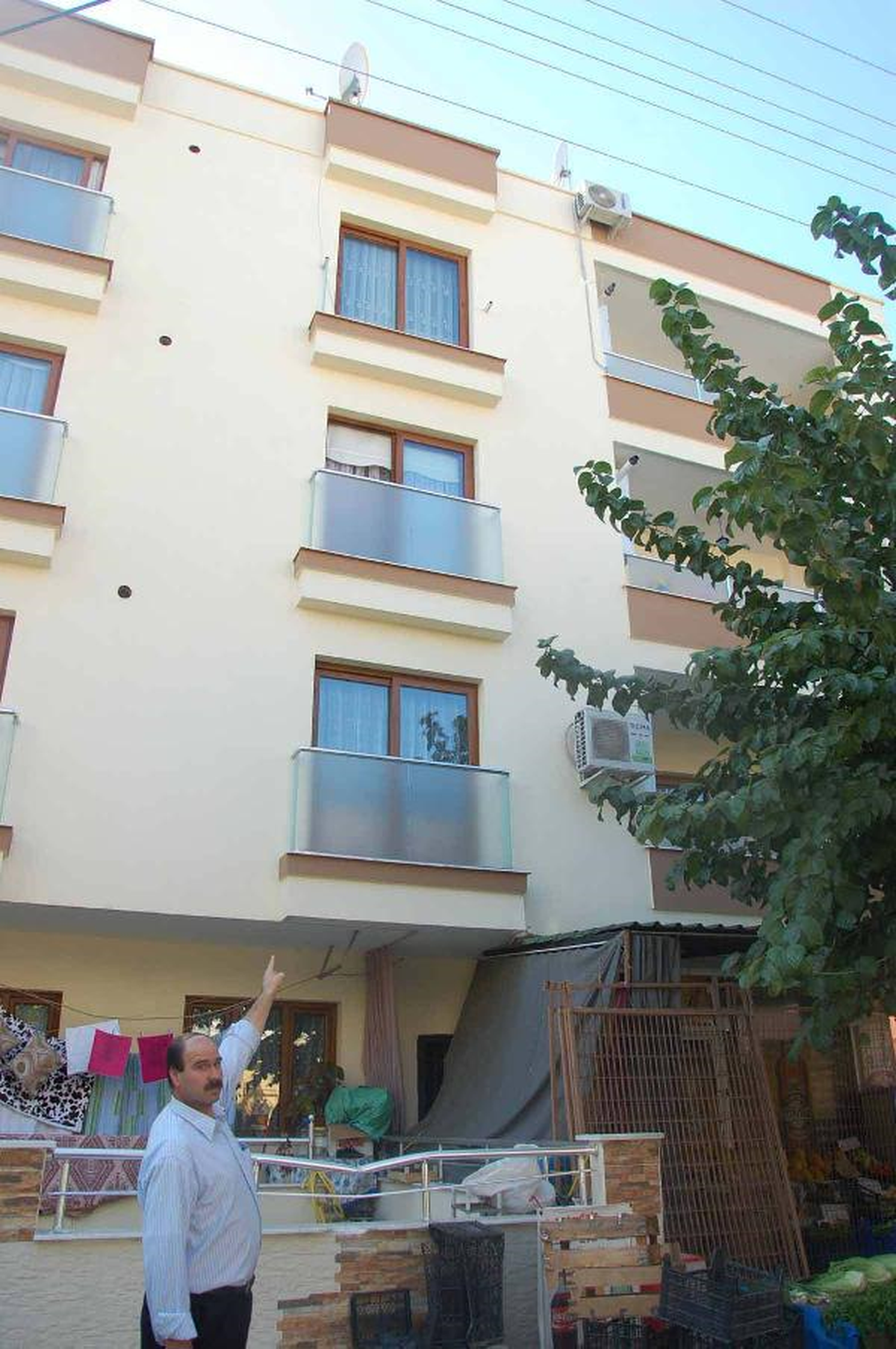 Balkondan Düşen Anestezi Teknisyeni Ağır Yaralandı