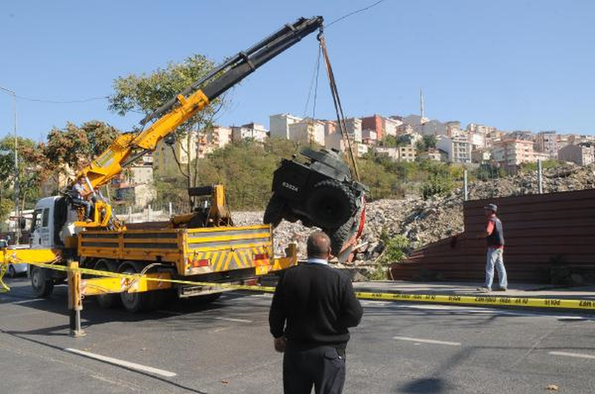 Çevik Kuvvet Panzeri Yol Kenarına Uçtu