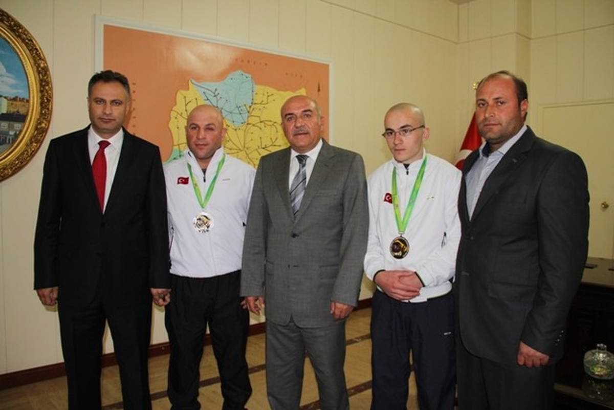 Dünya İkincisi ve Üçüncüsü Bilek Güreşçileri Vali İpek Tarafından Ödüllendirildi
