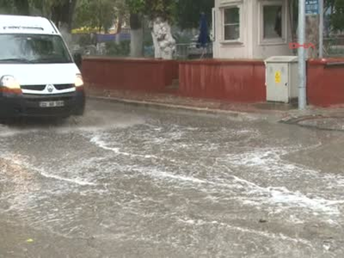 Edirne\'de Yağmur Caddeleri Göle Çevirdi
