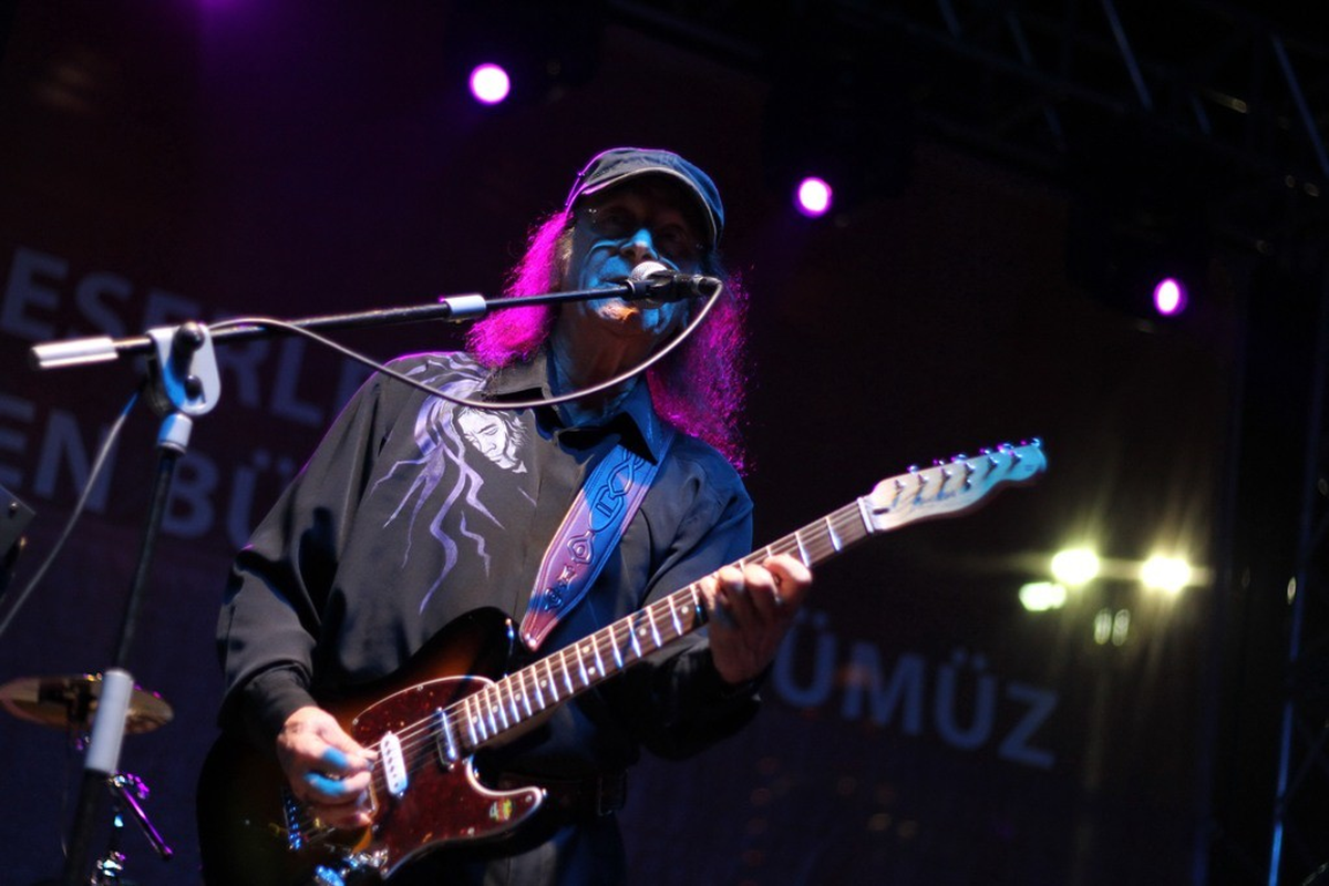 Erkin Koray Konserinde Ata'ya Saygı
