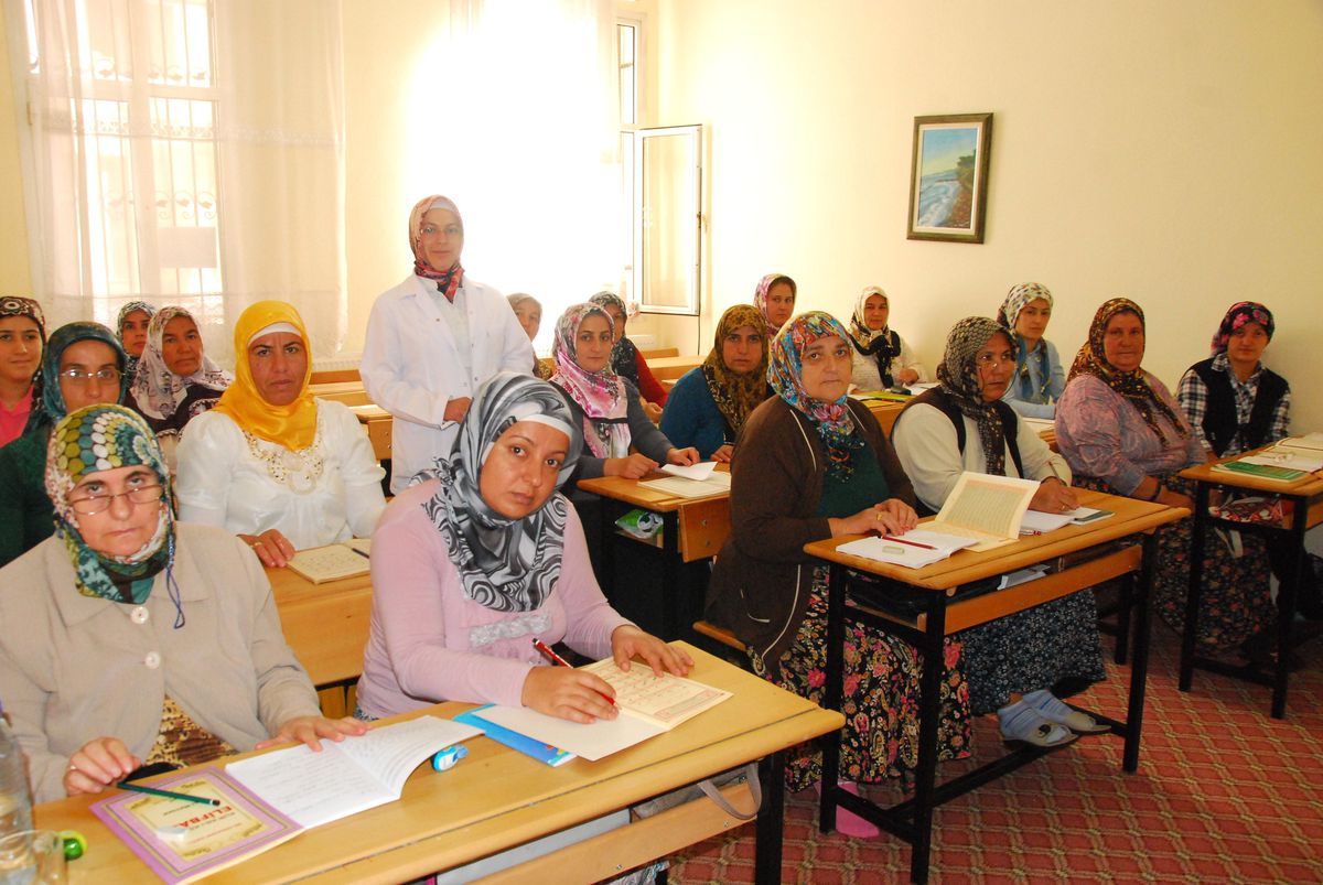 Ev Kadınları Kuran\'ı Kerim Öğreniyor
