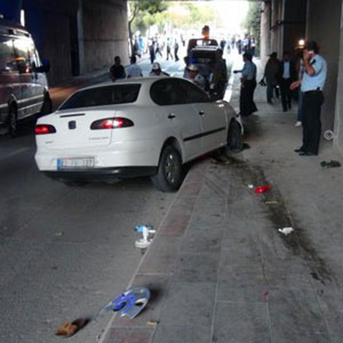 Kontrolden Çıkan Otomobil Yayaların Arasına Daldı: 5 Yaralı