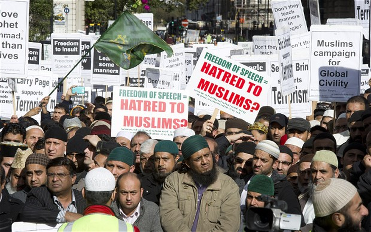 Londra\'daki Müslümanlar, Google ve Youtube\'yi Protesto Etti