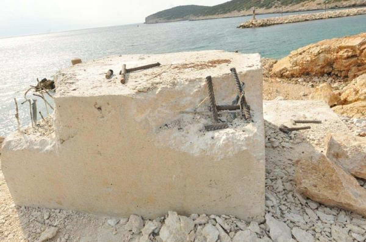 Mehmetçik Anıtını, Dikildikten 1 Gün Sonra Söküp Taşlara Attılar