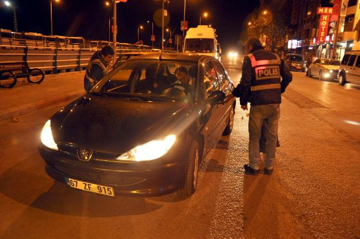 Polis, Zonguldak\'taki Araçlarda Arama Yaptı