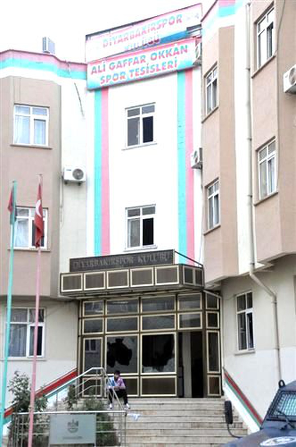 Taraftarlar Kulüp Binasını Bastı