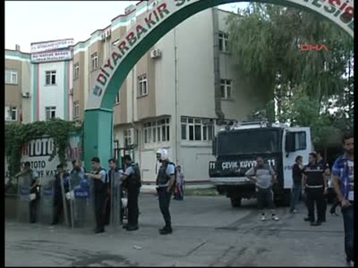 Taraftar Diyarbakırspor Kulübünü Bastı