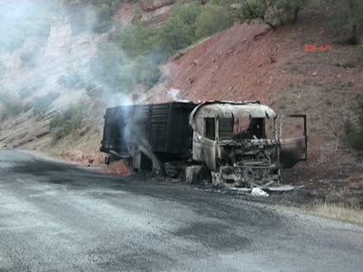 Tunceli\'de Bomba Yüklü Tır Havaya Uçuruldu İmha Edildi