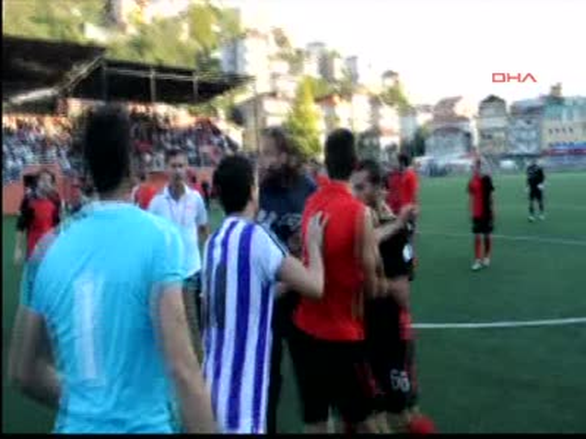 Amatör Maçta Futbolcular Birbirine Girdi