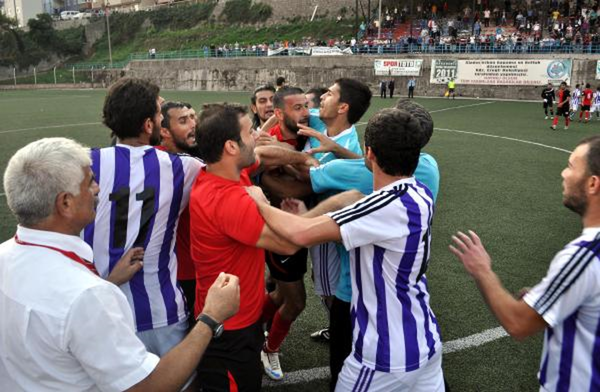 Amatör Maçta Futbolcular Birbirine Girdi