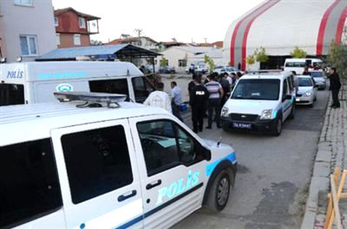 Ayrı Yaşadığı Karısını Vurup İntihara Kalkıştı