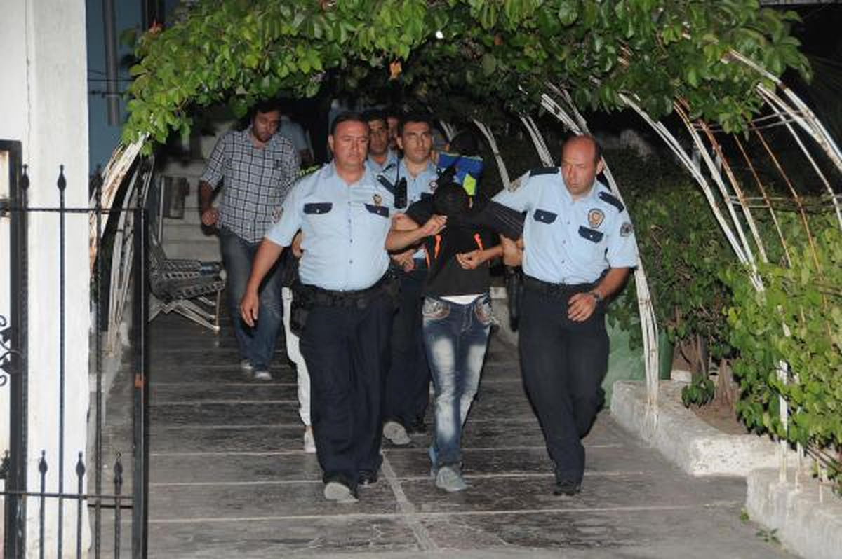 Balkondan Eve Giren Hırsızlık Şüphelileri Kaçamadı