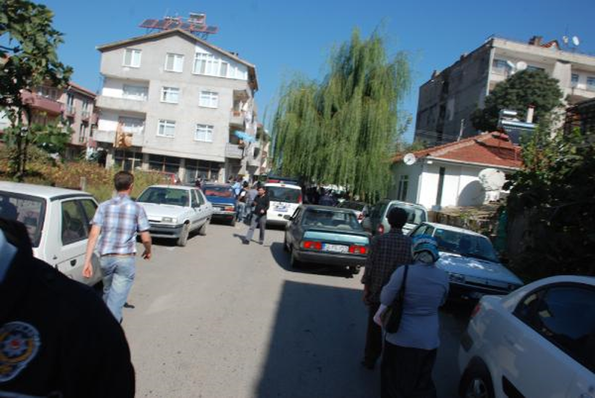 Barışmaya İkne Edemediği Eşi ve Çocuğunun Gözü Önünde Kendini Bıçakladı