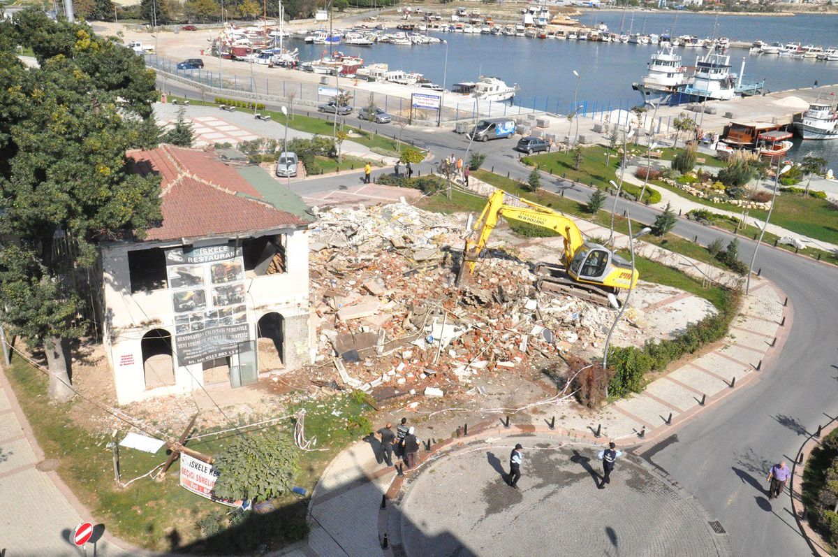 Büyükçekmece\'deki İskele Restaurant\'ın Yıkımı Gerçekleşti
