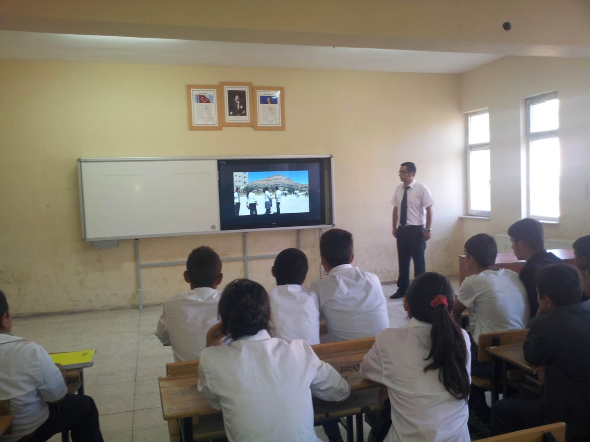 Derik'te Akıllı Tahtalarla Eğitim Başladı