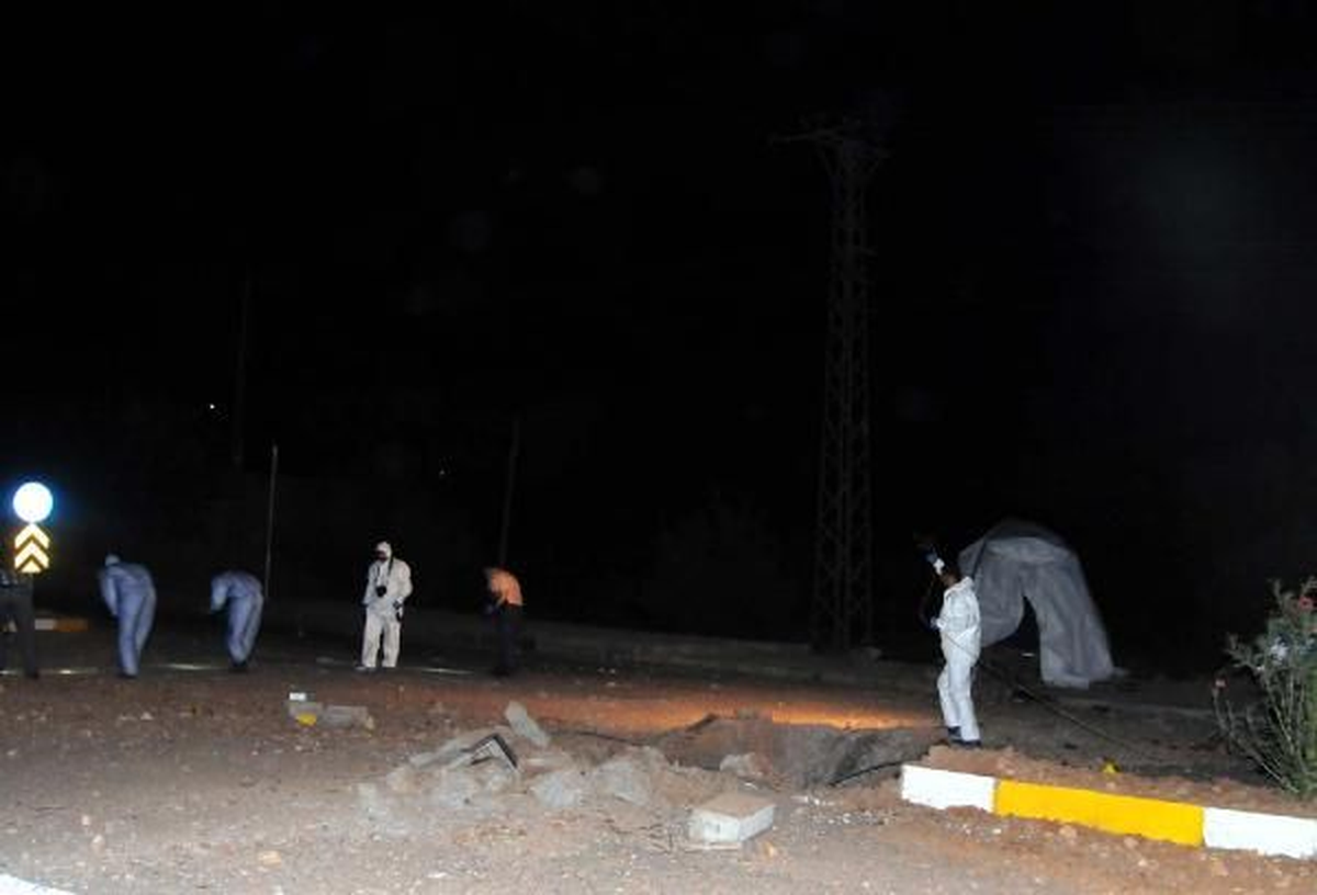 Derik\'te Polis Aracına Bombalı Saldırı: 2 Yaralı