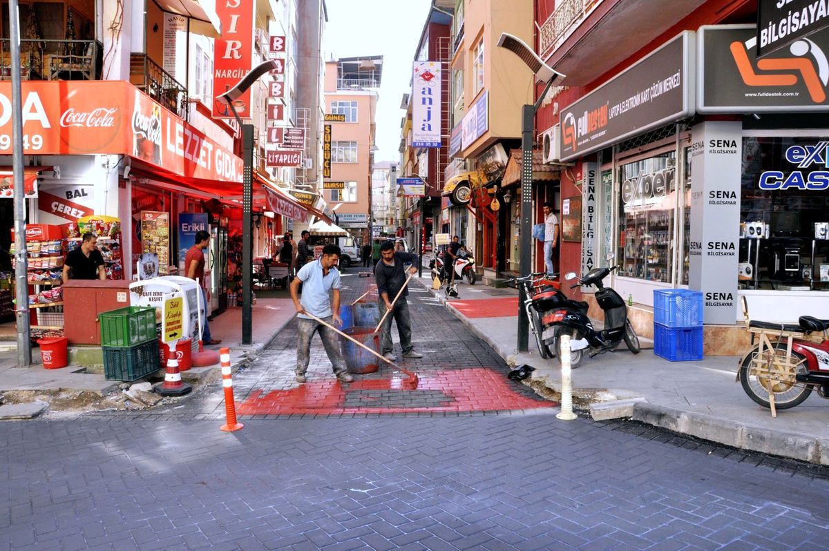 Kafeler Caddesi Renkleniyor