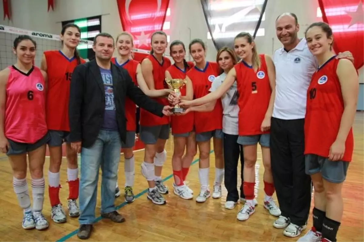 Kağıtsporlu Voleybolcular Sezonun İlk Kupasını Kazandı