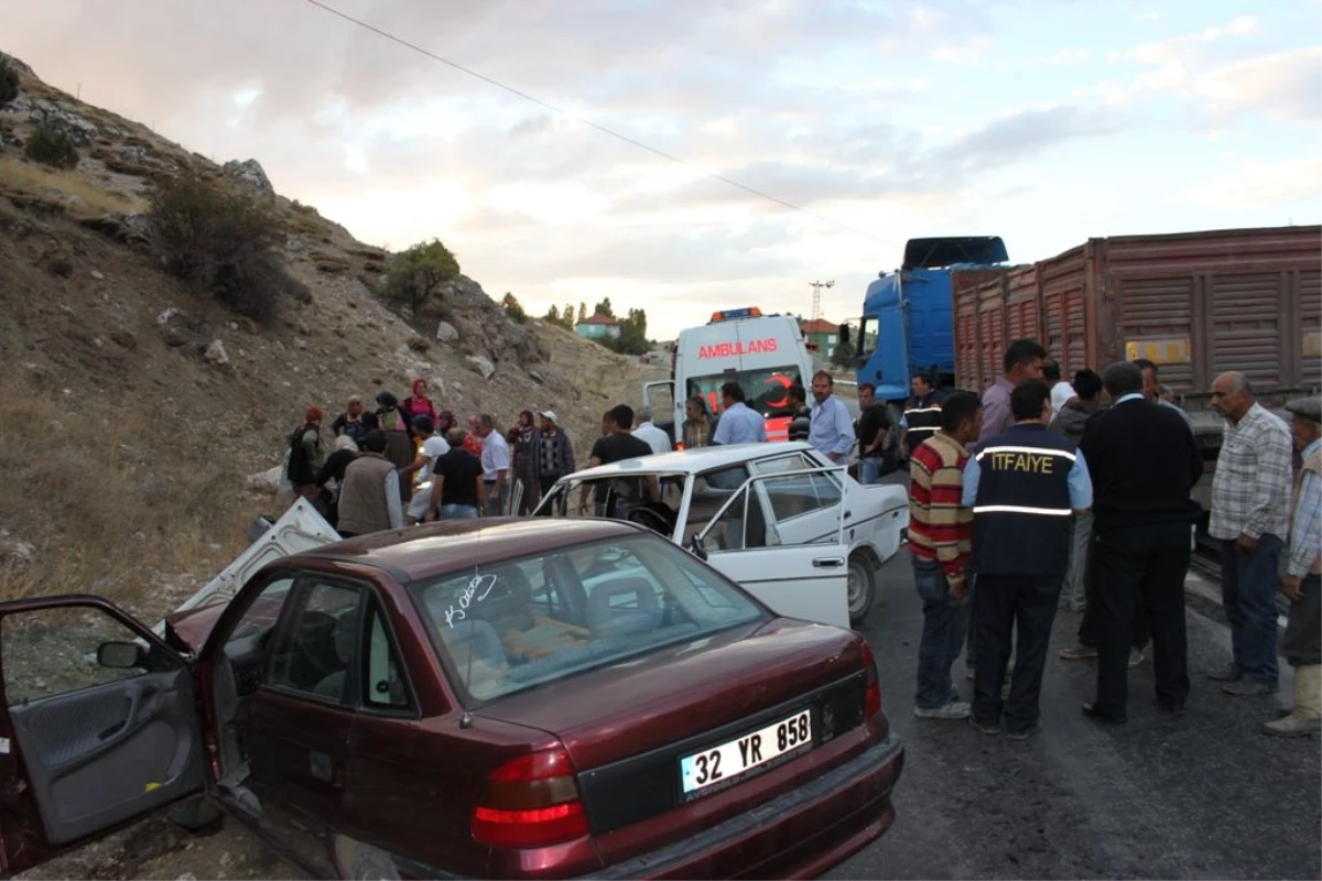 Korkuteli\'nde Trafik Kazası: 5 Yaralı