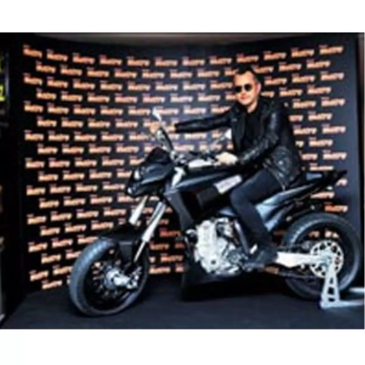 Metrosiklet Ozan Çolakoğluyla Tanıtıldı!