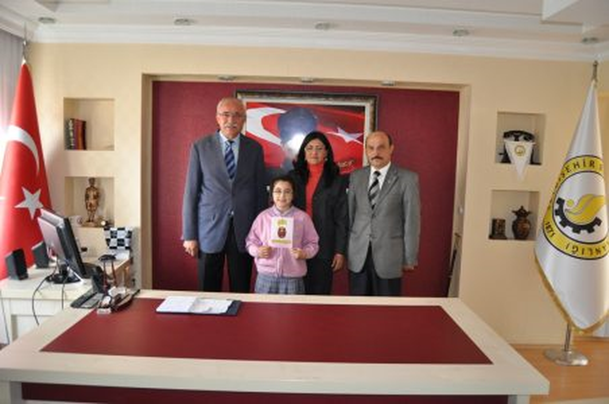 Minik Şair Sena Başkana Şiirlerini Sundu
