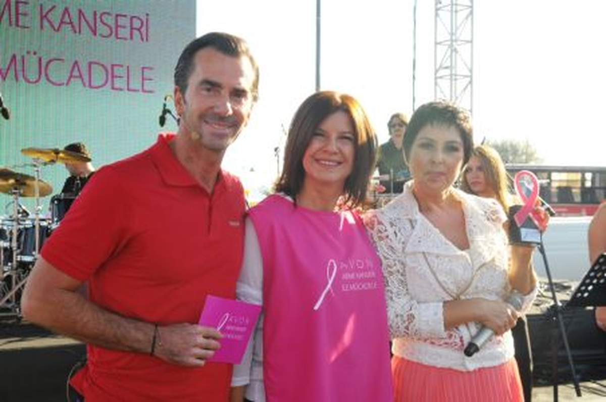 Nilüfer Kadınlar İçin Şarkılarını Seslendirdi