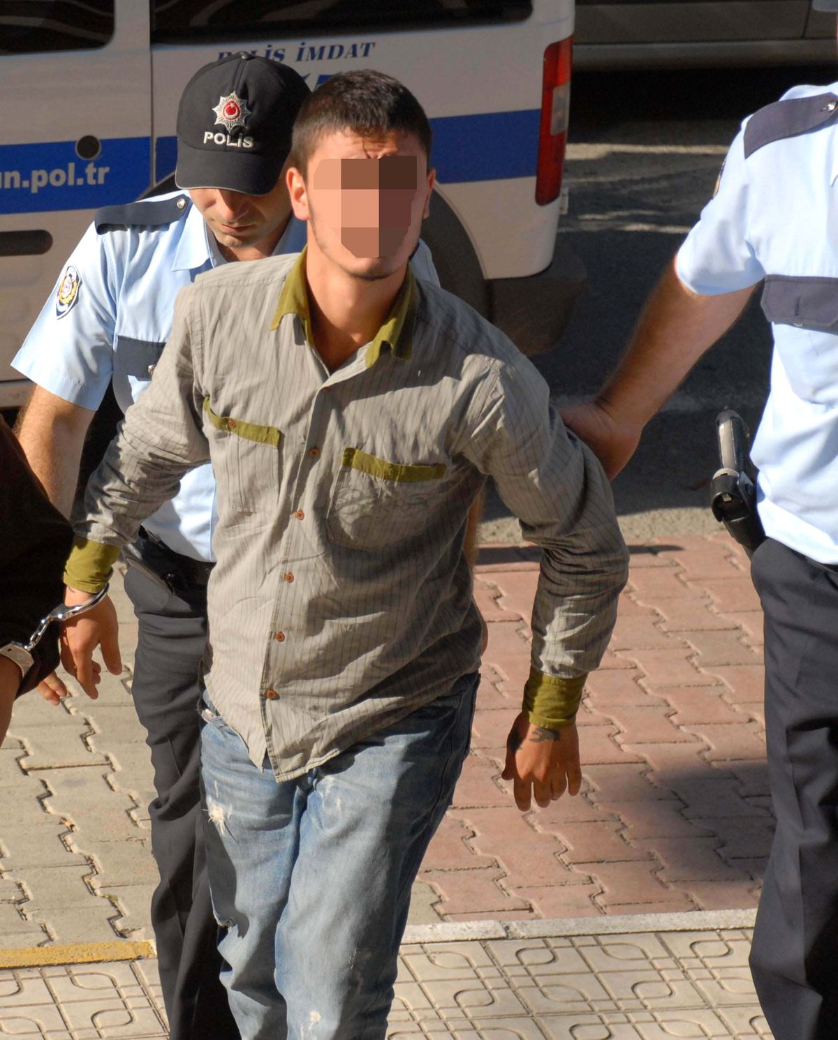 Polisi Görünce Kaçan Genç Silahla Yakalandı