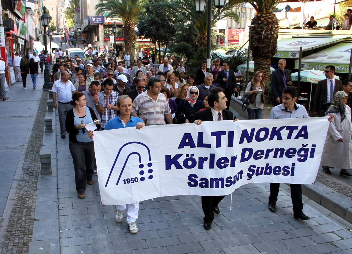 Samsun\'da "Beyaz Baston" Yürüyüşü