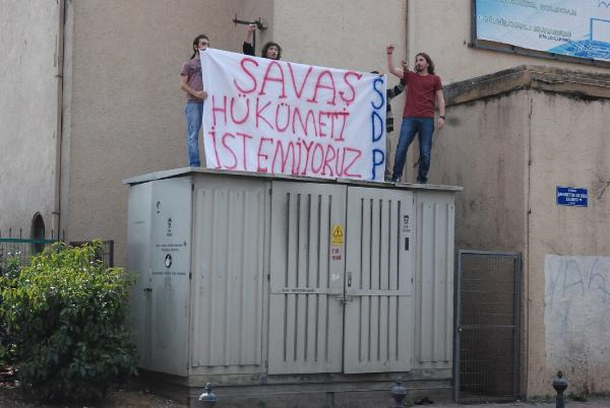 Trafo Üzerinde Savaş Karşıtı Protesto