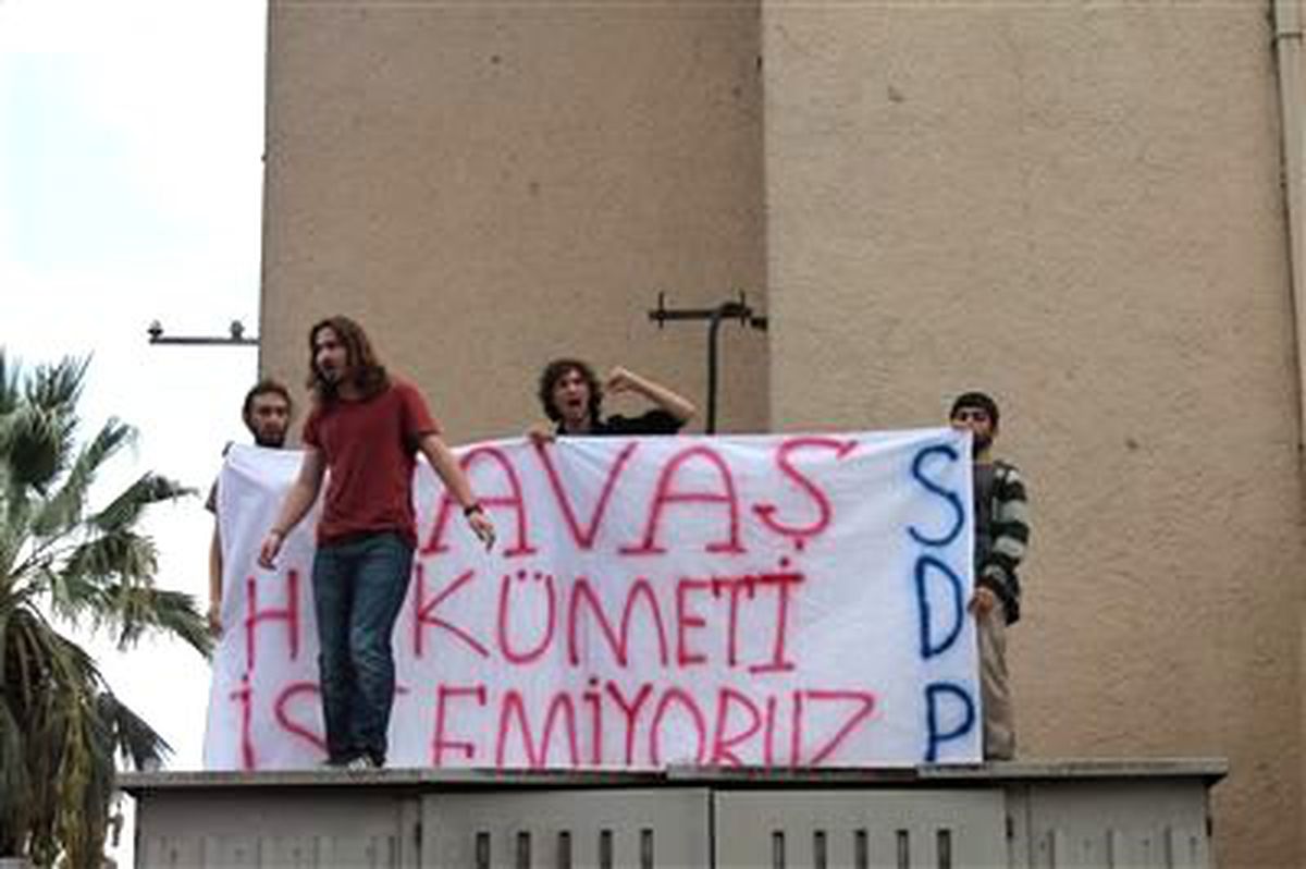 Trafoya Çıkıp Eylem Yapan Gençleri İtfaiye İndirdi