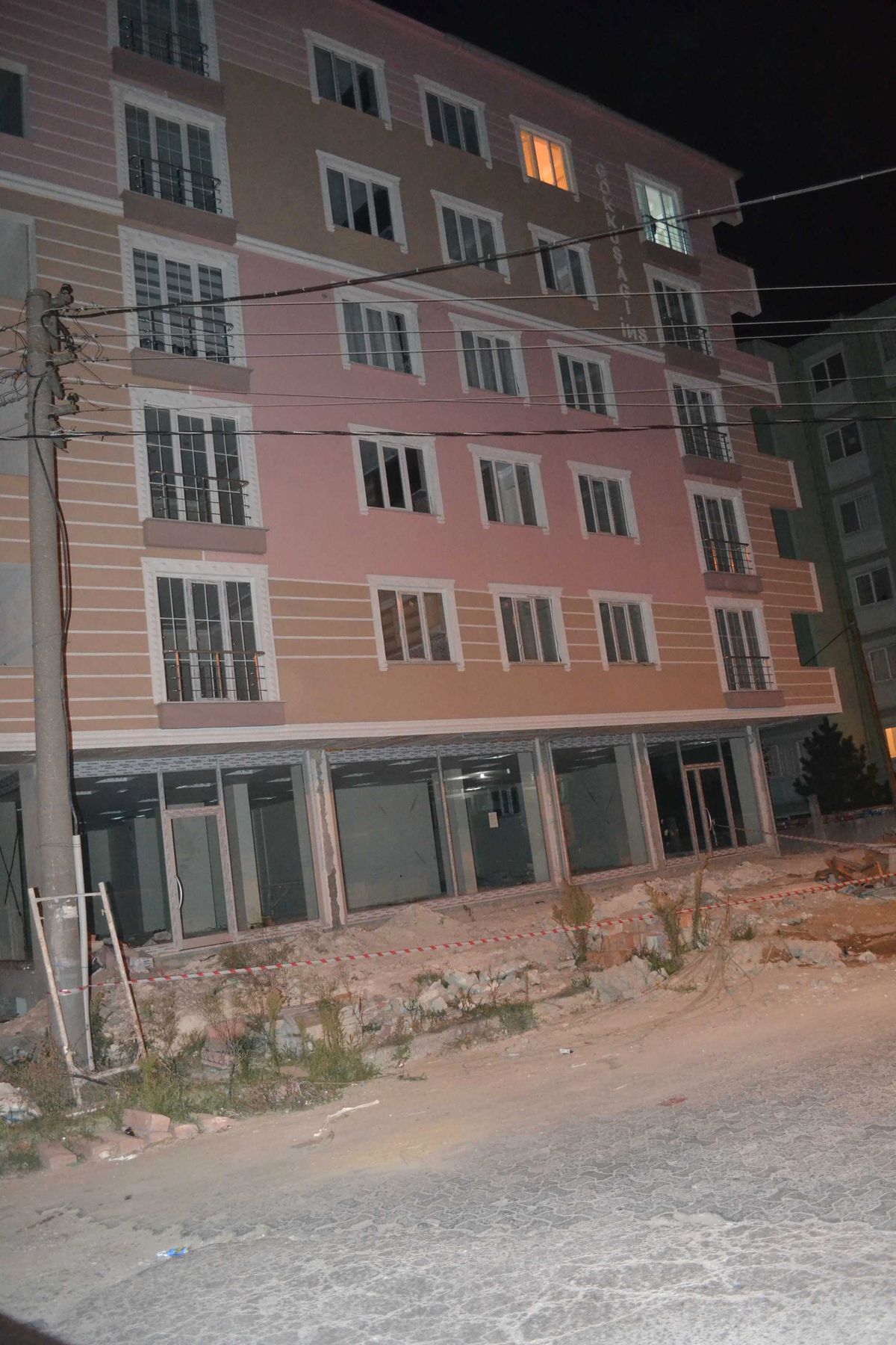 Üçüncü Kattan Düşen Genç Kız Ağır Yaralandı