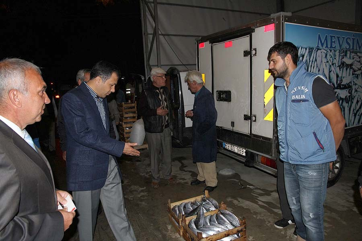 Vali Yerlikaya Balık Halini Gezdi