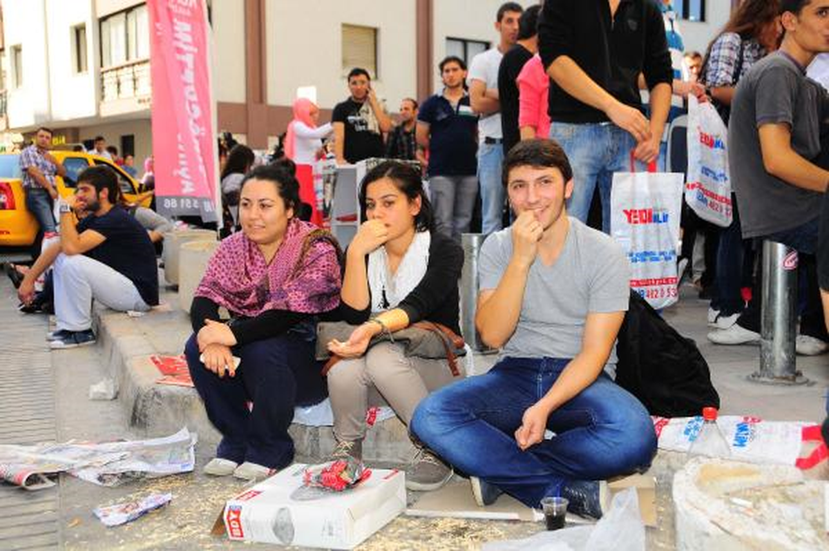 Açıköğretim Büroları Önünde Kuyruk Çilesi