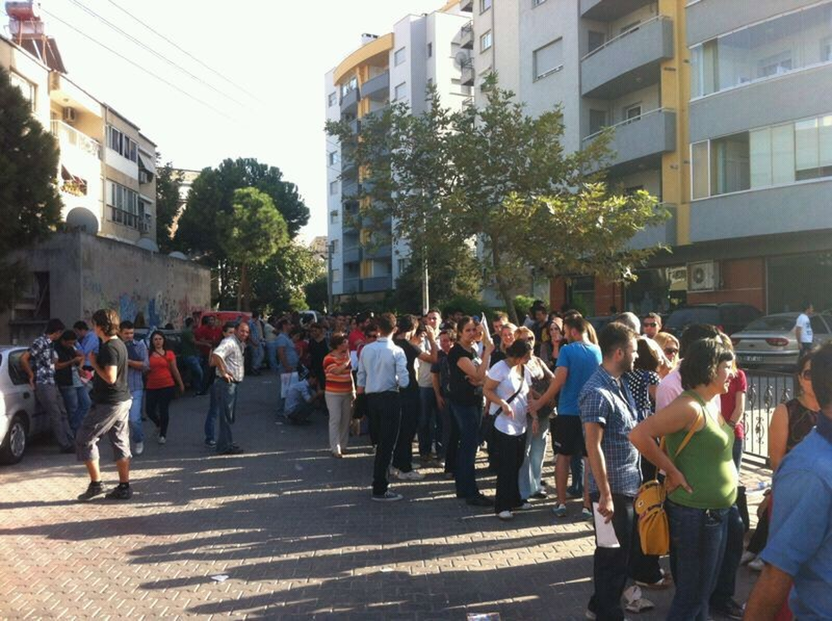 Açıköğretim Bürosu Önünde Kuyruk Çilesi