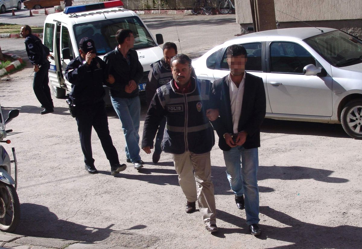 Akşehir\'de Tehditle Para Alan 3 Kişi Tutuklandı