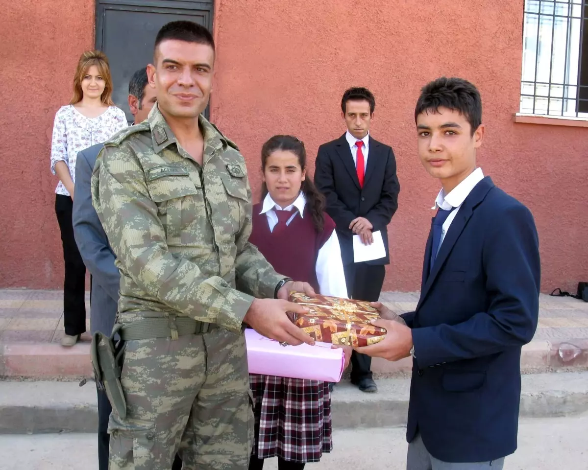 Başarılı Öğrenciler Dizüstü Bilgisayarla Ödüllendirildi