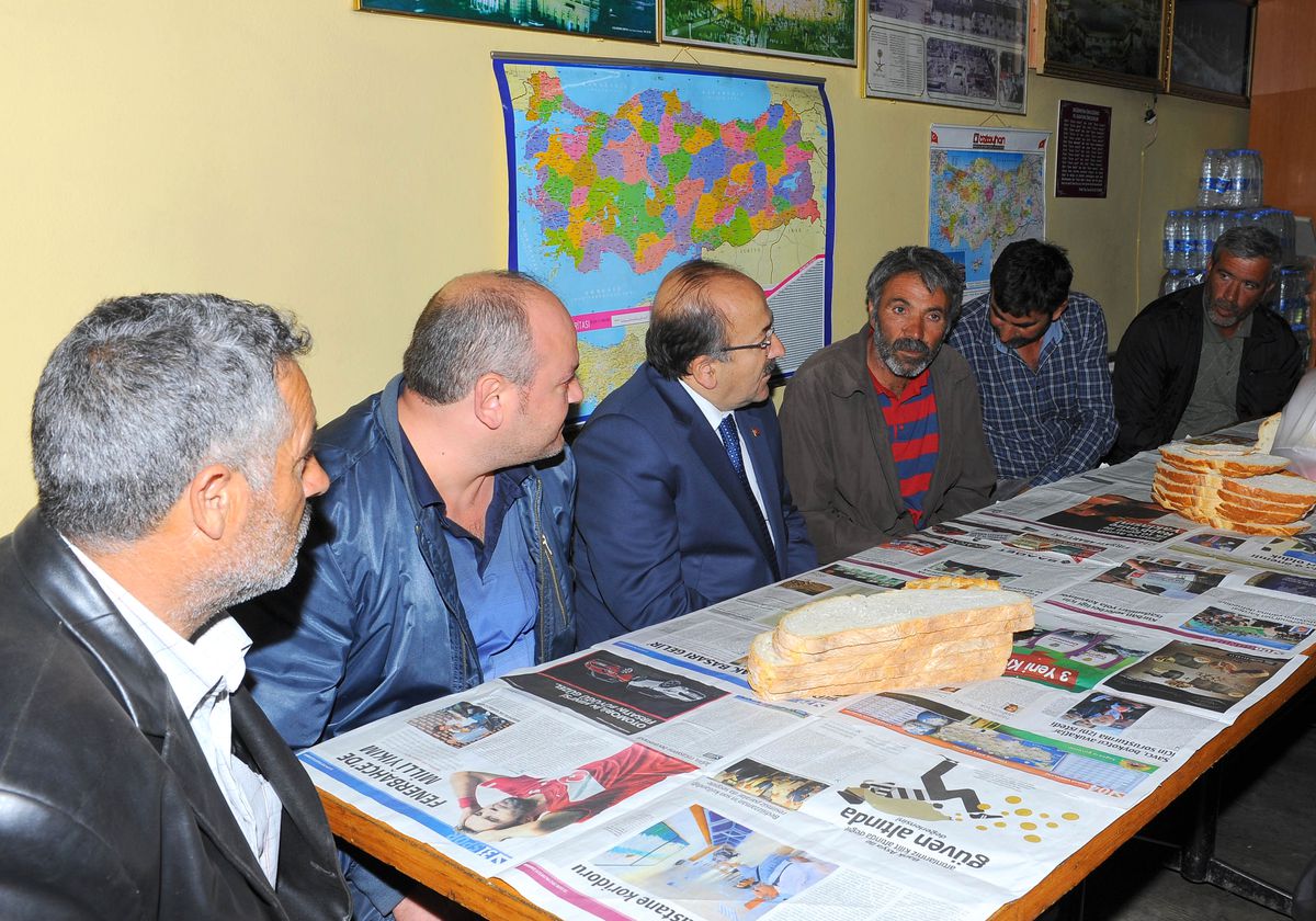 Başkan Gümrükçüoğlu\'ndan Denizde Boğulan Ağrılı Gençlerin Ailesine Taziye Ziyareti