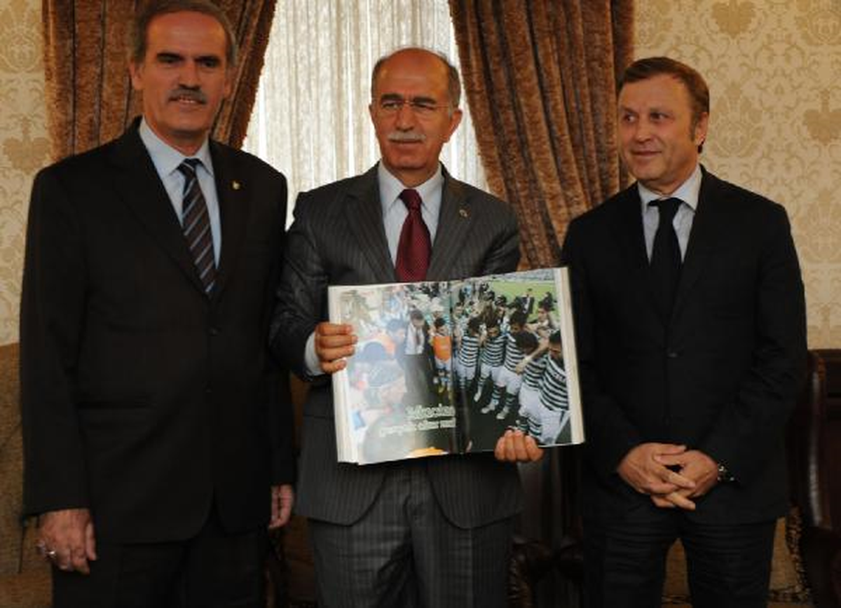 Bursa Valisi \'Yeşil Beyaz Devrim\' Kitabını Tanıttı