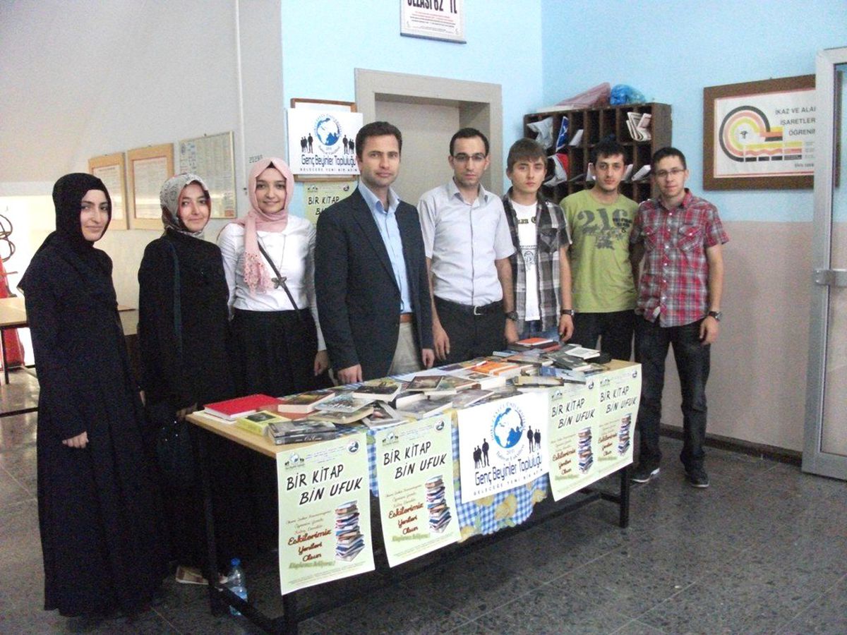 Dokuz Eylül Üniversitesi İlahiyat Fakültesi Genç Beyinler Topluluğu\'ndan \'Bir Kitap Bin Ufuk\'...