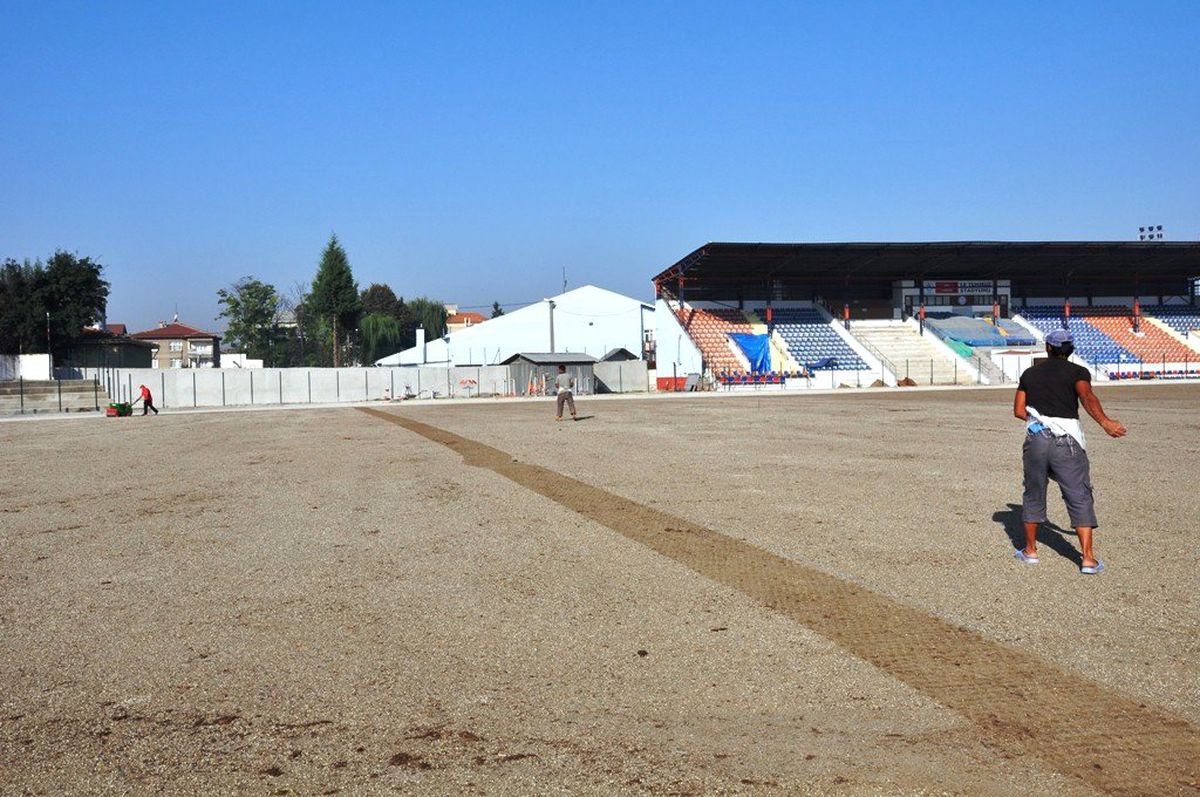 Düzce 18 Temmuz Stadyumu\'na Çim Ekildi