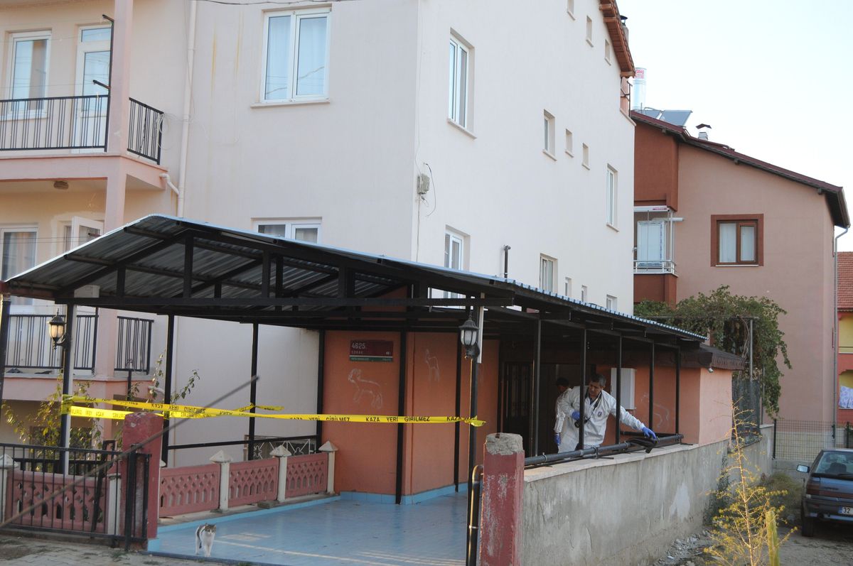 Eşini Yaraladıktan Sonra İntihar Etmek İsteyen Kişi