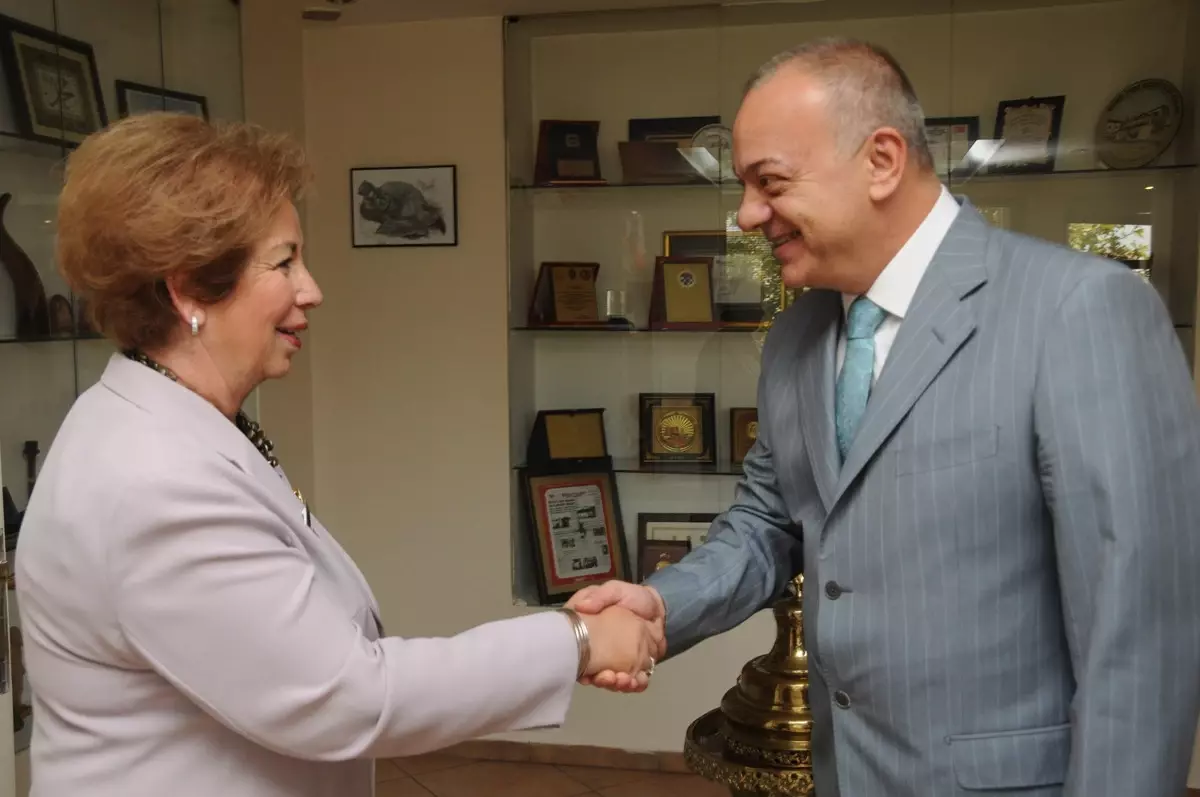 Eski Bakan Işılay Saygın'dan Manisa Belediyesi'ne Ziyaret