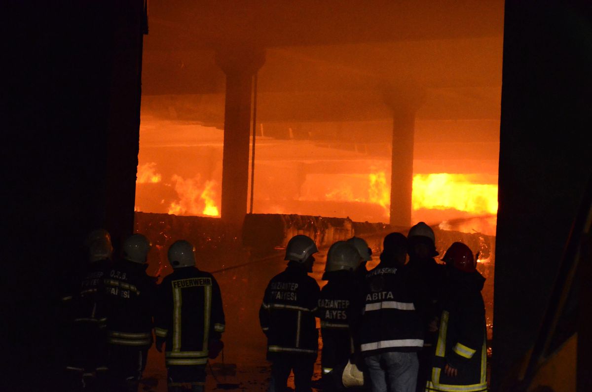 Gaziantep\'teki Fabrika Yangını Kontrollü Bir Şekilde Devam Ediyor