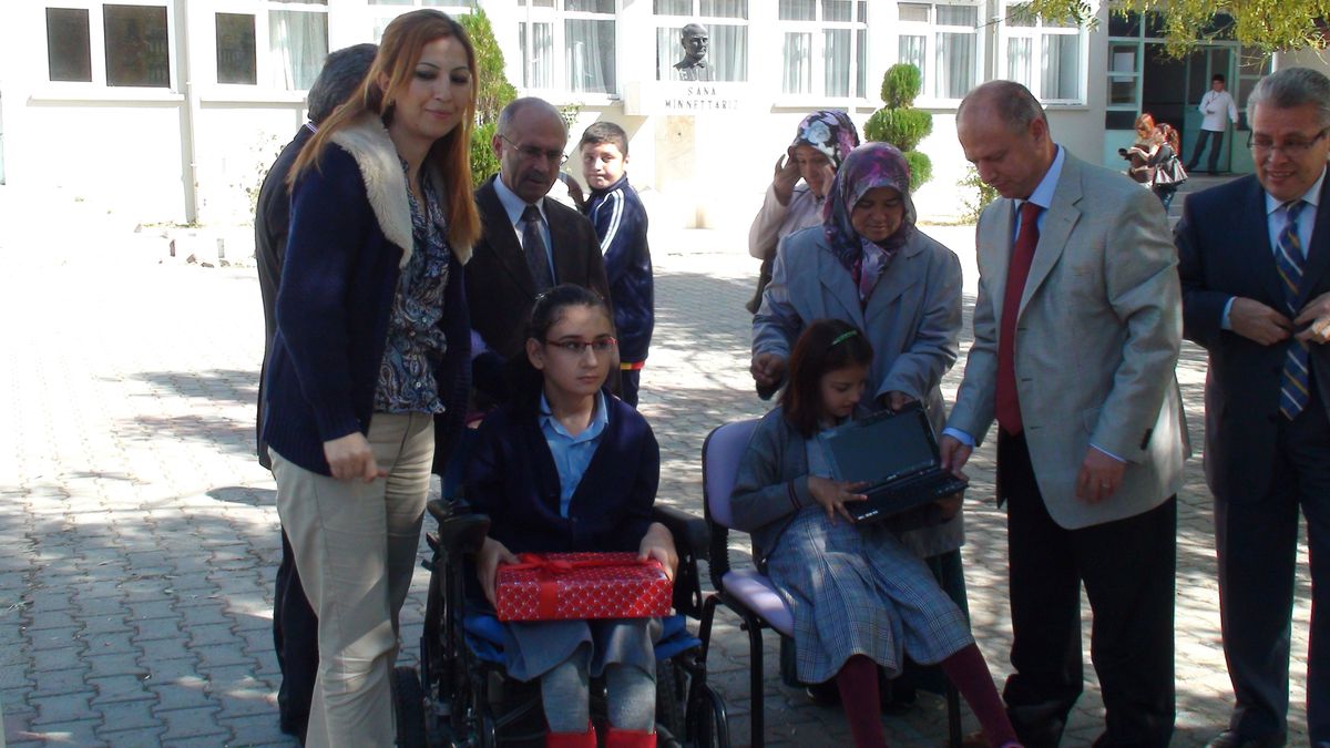 Gediz Kaymakamı\'ndan, Engelli Öğrencilere Notebook
