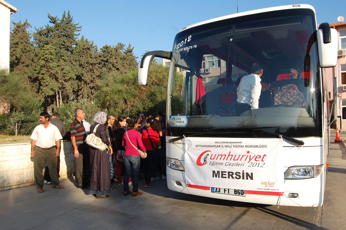 Gül, İlk Öğrenci Kafilesini Afyon\'a Uğurladı